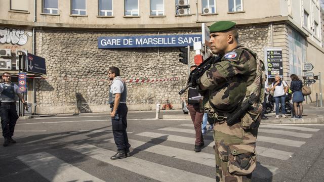 La police et les militaires déployés aux abords de la gare Marseille Saint-Charles après une attaque au couteau qui a fait deux victimes, dimanche 1er octobre. [Hans Lucas - AFP - Fabien Courtitarat]