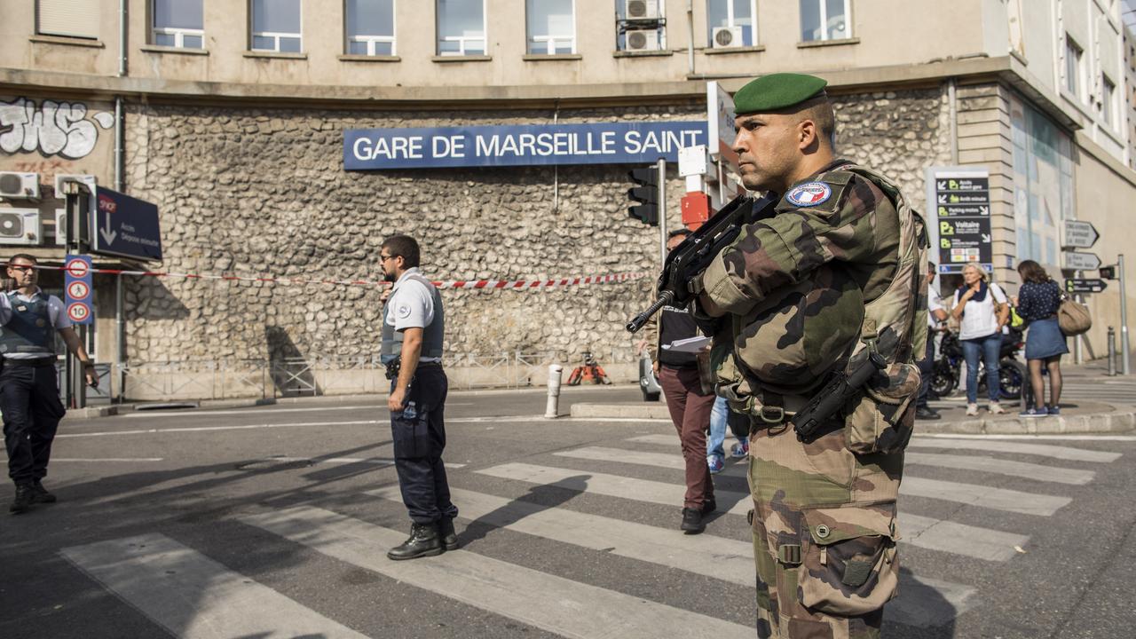 La police et les militaires déployés aux abords de la gare Marseille Saint-Charles après une attaque au couteau qui a fait deux victimes, dimanche 1er octobre. [Hans Lucas - AFP - Fabien Courtitarat]