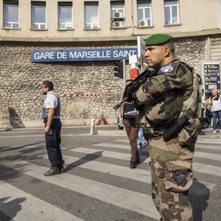 La police et les militaires déployés aux abords de la gare Marseille Saint-Charles après une attaque au couteau qui a fait deux victimes, dimanche 1er octobre. [Hans Lucas - AFP - Fabien Courtitarat]