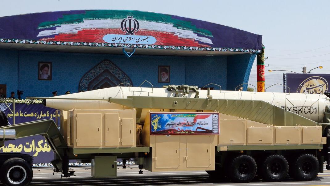 Le missile iranien Khoramshahr a été exhibé durant une parade militaire vendredi. [Keystone - Abedin Taherkenare]