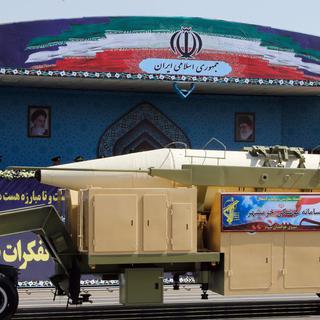 Le missile iranien Khoramshahr a été exhibé durant une parade militaire vendredi. [Keystone - Abedin Taherkenare]