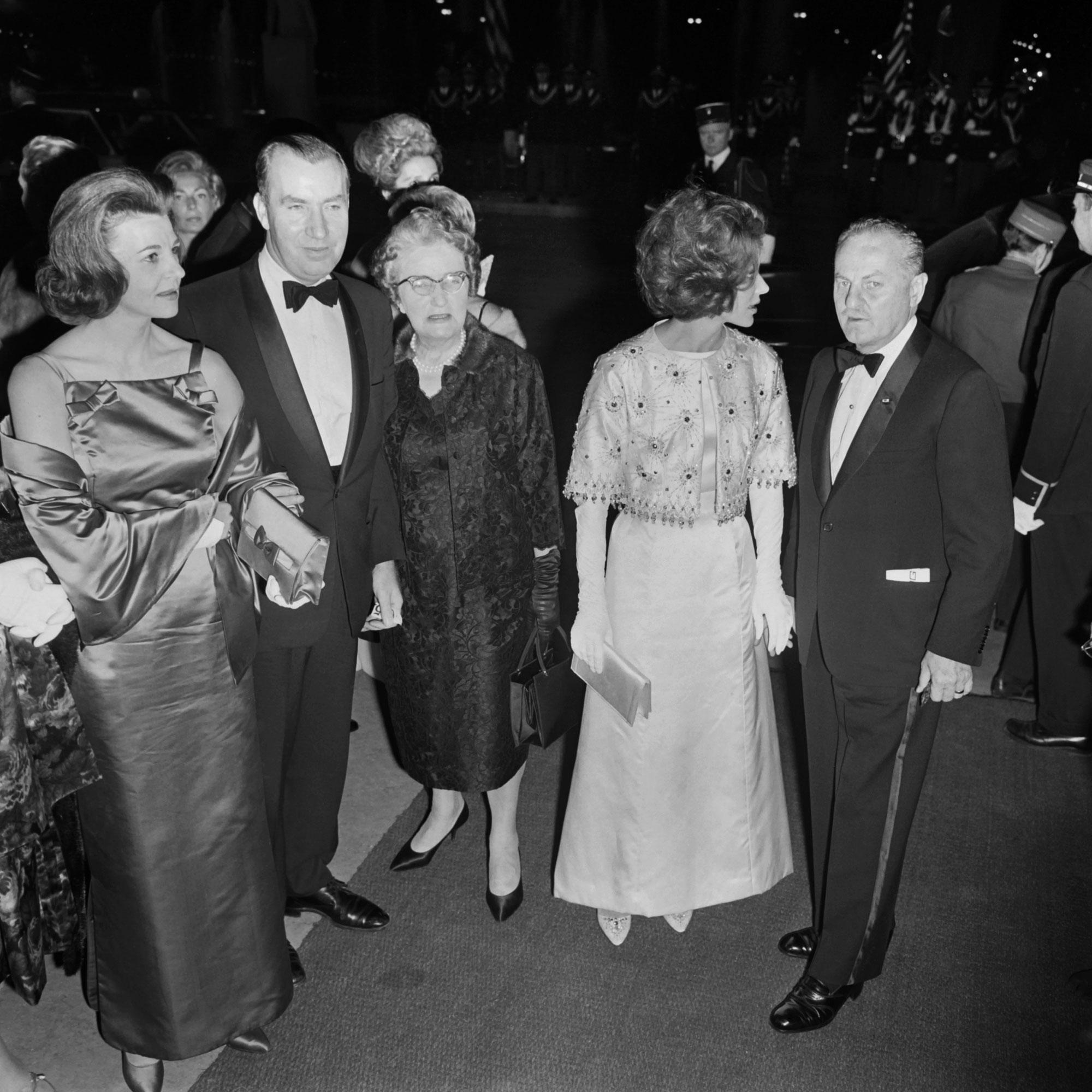 De gauche à droite: Kathryn Ryan et Cornélius Ryan, auteur, Madame Vaughan, Irina Demick et Darryl Zanuck lors de la première du film "Le Jour le plus long" à Paris en 1962. [AFP]