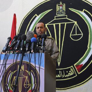 Nasser Suliman, chef de la justice militaire du Hamas, annonce en conférence de presse la condamnation à mort de trois hommes pour le meurtre d'un cadre militaire, Mazen Faqha. [Keystone - AP Photo/ADEL HANA]