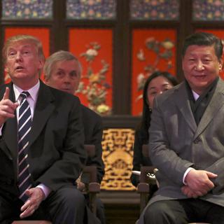 Les présidents américain Donald Trump et chinois Xi Jinping, lors d'une représentation d'opéra à Pékin, le 8 novembre 2017. [AP/Keystone - Andrew Harnik]