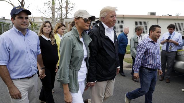 Le président Donald Trump et sa femme Melania se sont promenés sur l'île sinistrée de Porto Rico. [Keystone - Evan Vucci]