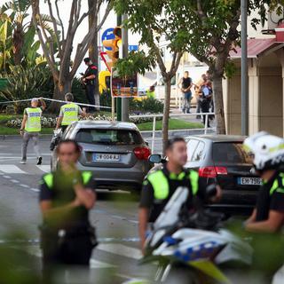 Des policiers catalans déployées sur le périmètre de l'attaque terroriste dans la ville balnéaire de Cambrils. [EPA/Keystone - Jaume Sellart]