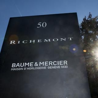 Le logo de Richemont sur un panneau devant le siège du groupe à Bellevue (GE). [Keystone - Martial Trezzini]