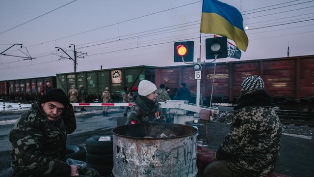 En Ukraine, les militants nationalistes bloquent la voie ferrée qui relient le Donbass séparatiste et producteur de charbon au reste du pays. [NurPhoto/AFP - Pavlo Pakhomenko]