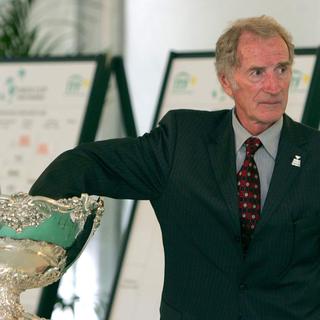 Jean-Paul Loth pris la main dans le trophée de la Coupe Davis en 2005.
Javier SORIANO
AFP [AFP - Javier SORIANO]