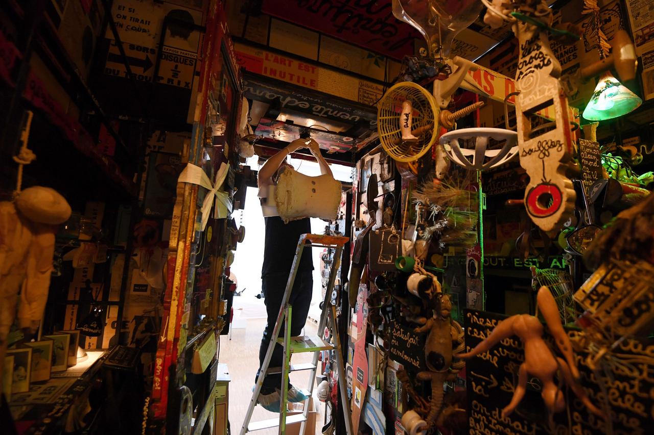 Restauration de l'intérieur de l'installation "Le magasin de Ben" au Centre Pompidou. [AFP - Alain Jocard]