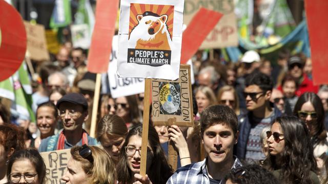 Environ 500 personnes ont défilé pour le climat samedi à Genève. [Keystone - Salvatore Di Nolfi]