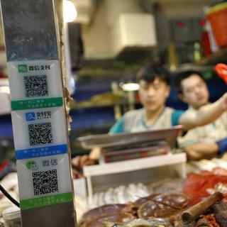 La Chine pourrait devenir la première société sans argent liquide grâce aux applications WeChat et Alipay. [EPA/Keystone - How Hwee Young]
