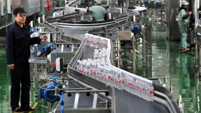 Un ouvrier dans une usine de production d'eau en bouteilles à Yichang, au centre de la Chine. [maginechina - Zhang guorong]