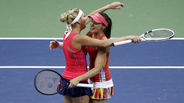 Bacsinszky et Hingis ont souffert pour valider leur place en finale. [Keystone - Peter Klaunzer]