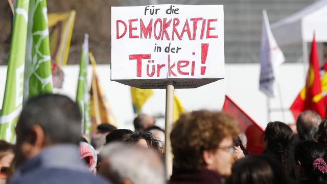 Une pancarte "Pour la démocratie en Turquie" brandie samedi à Berne. [Keystone - Peter Klaunzer]