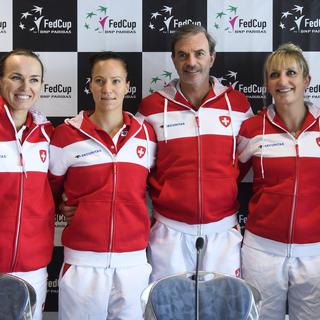 L'équipe Suisse de la FedCup avec, de gauche à droite, Martina Hingis, Viktorija Golubic, le capitain Heinz Guenthardt, Timea Bacsinszky et Belinda Bencic. [Keystone - Martial Trezzini]