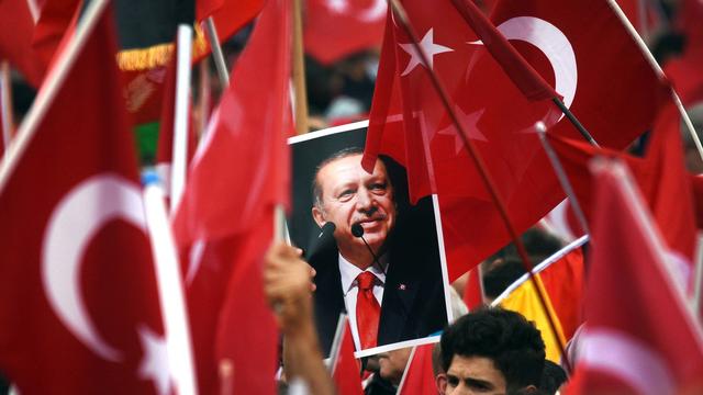 Des partisans du président turc Erdogan manifestent à Cologne en Allemagne, le 31 juillet 2016. [Henning Kaiser]