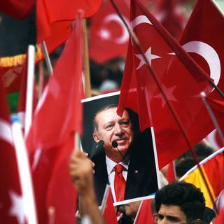 Des partisans du président turc Erdogan manifestent à Cologne en Allemagne, le 31 juillet 2016. [Henning Kaiser]