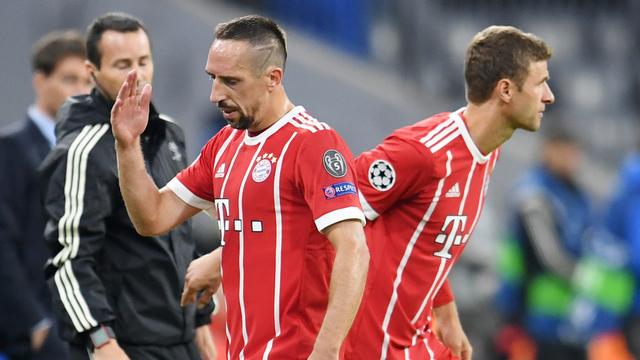 Geste de mauvais humeur de Ribery au moment de son remplacement. [Tobias Hase]