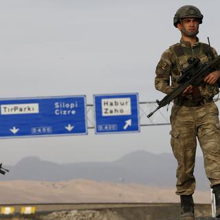 Des soldats patrouillent près de la frontière entre la Turquie et le Kurdistan irakien. [EPA/Keystone]