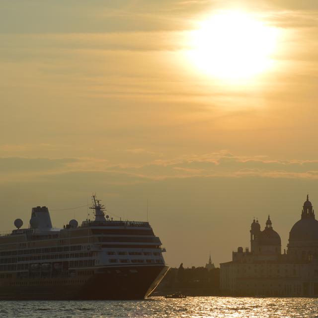 D'énormes paquebots de croisière entrent dans Venise jusqu'à 8 fois par jour. [RTS - Cerise Maréchaud]