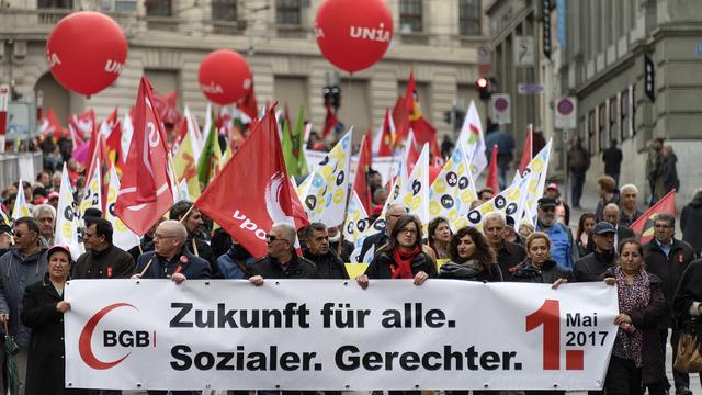 Les travailleurs ont manifesté sous le slogan "Un avenir pour toutes et tous. Plus social, plus juste". [keystone - Georgios Kefalas]