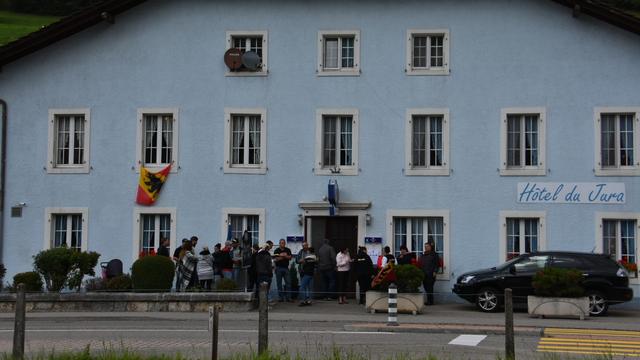 L'Hôtel du Jura à Sorvilier avec un drapeau bernois. [RTS - Gaël Klein]