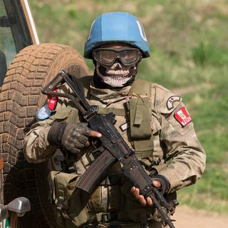 Un membre des casques bleus des Nations unies en Centrafrique. [Reuters - Baz Ratner]