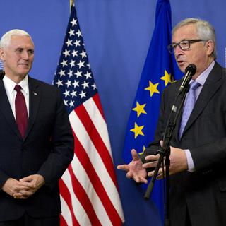 Le vice-président américain Mike Pence et le président de la Commission européenne Jean-Claude Juncker. [epa/keystone - Virginia Mayo]