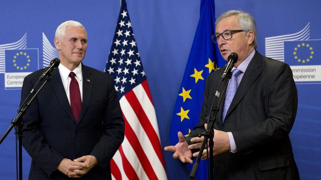 Le vice-président américain Mike Pence et le président de la Commission européenne Jean-Claude Juncker. [epa/keystone - Virginia Mayo]