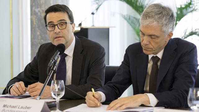 Jacques Rayroud (gauche) aux côtés du procureur Michael Lauber. [Keystone - Anthony Anex]