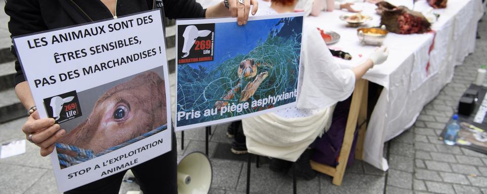 Des membres de l'association anti-spéciste 269Life Liberation Animale manifestent en jouant la saints-cène pour des droits pour les animaux lors d'un happening "Le repas sanglant de la Resurrection" samedi 15 avril 2017, à Lausanne. [Keystone - Laurent Gilliéron]