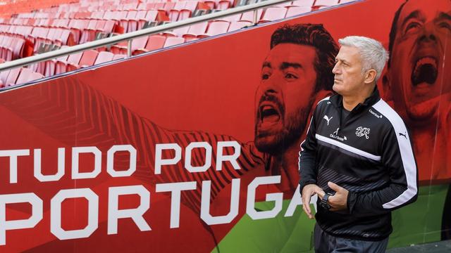 Petkovic fait son entrée dans l'Estadio da Luz après la conférence de presse. [Jean-Christophe Bott]