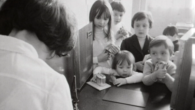 Enfants au guichet d'une banque, 1970. [RTS]