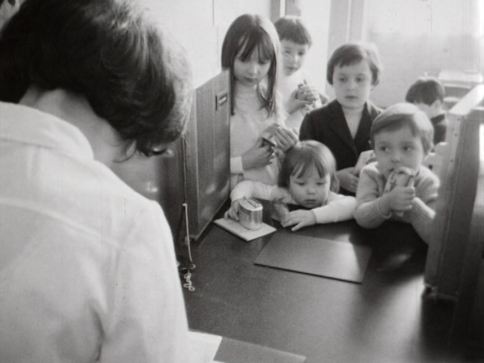 Enfants au guichet d'une banque, 1970. [RTS]