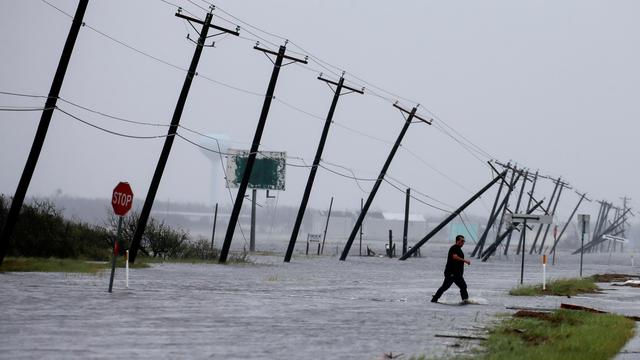 Un homme avance sur une rue inondée à Rockport, au Texas, après le passage de Harvey. [Reuters - Adrees Latif]