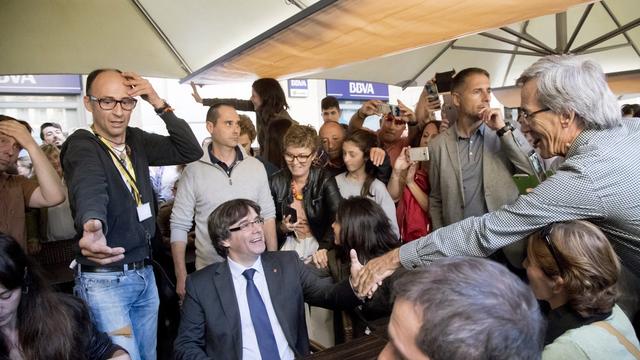 Carles Puigdemont, le président destitué de l'exécutif catalan, appelle à une "opposition démocratique", le 20 octobre 2017 à Girone (Catalogne). [Keystone - Marta Perez]