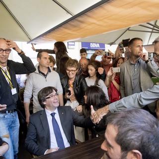 Carles Puigdemont, le président destitué de l'exécutif catalan, appelle à une "opposition démocratique", le 20 octobre 2017 à Girone (Catalogne). [Keystone - Marta Perez]