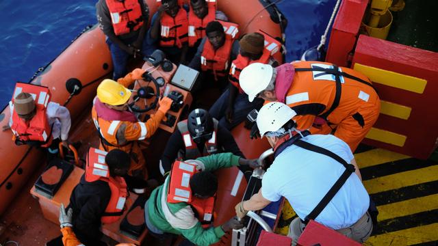 L'équipage du navire Vos Hestia affrété par l'ONG Save the children en plein action en Méditerranée. [RTS - Karim Amin]