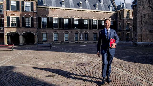 Le Premier ministre néerlandais Mark Rutte devant le parlement où il doit rencontrer les représentants des partis qui formeront une nouvelle coalition. [Keystone - Robin Utrecht]