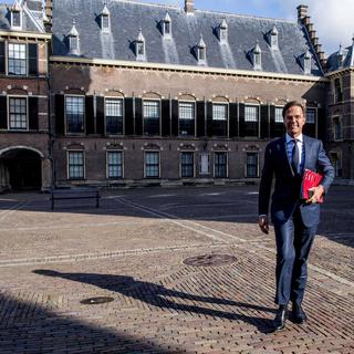Le Premier ministre néerlandais Mark Rutte devant le parlement où il doit rencontrer les représentants des partis qui formeront une nouvelle coalition. [Keystone - Robin Utrecht]