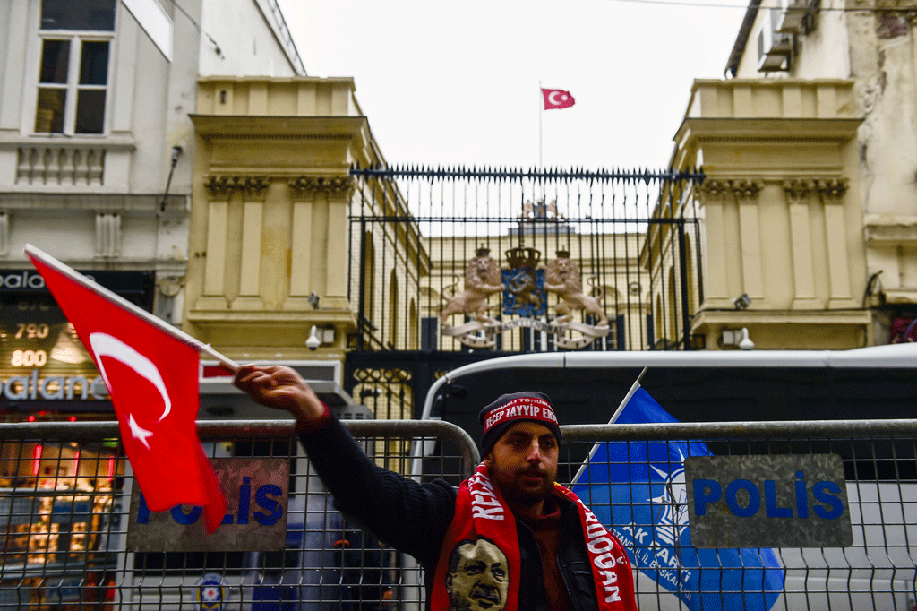 Le drapeau du consulat des Pays-Bas a été remplacé par un drapeau turc. [AFP - Yasin Akgul]