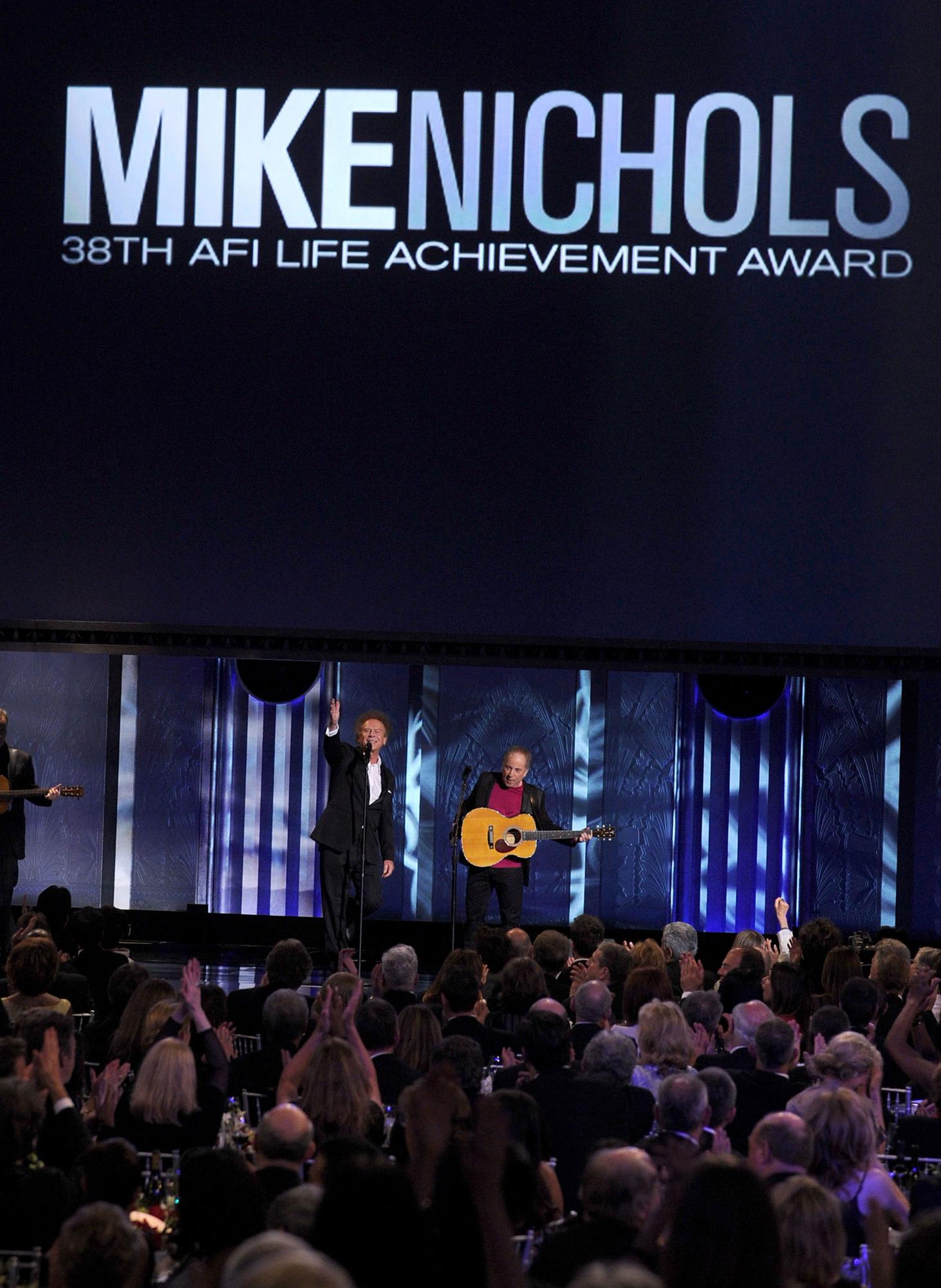 Simon & Garfunkel sur scène au "AFI Life Achievements Award", attribué à Mike Nichols en 2010. [AFP - KEVIN WINTER]