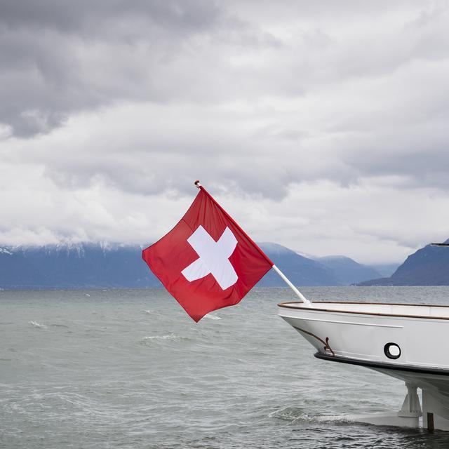 Le lac léman, sur lequel navigue des bateaux commerciaux et de plaisance, lesquels seront bientôt soumis à l'éthylomètre. [Keystone - Jean-Cristophe Bott]