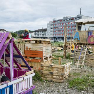 Panorama d'une place de jeux pour enfants (Kinderbaustelle) à Bienne. [Keystone - Stefan Meyer]