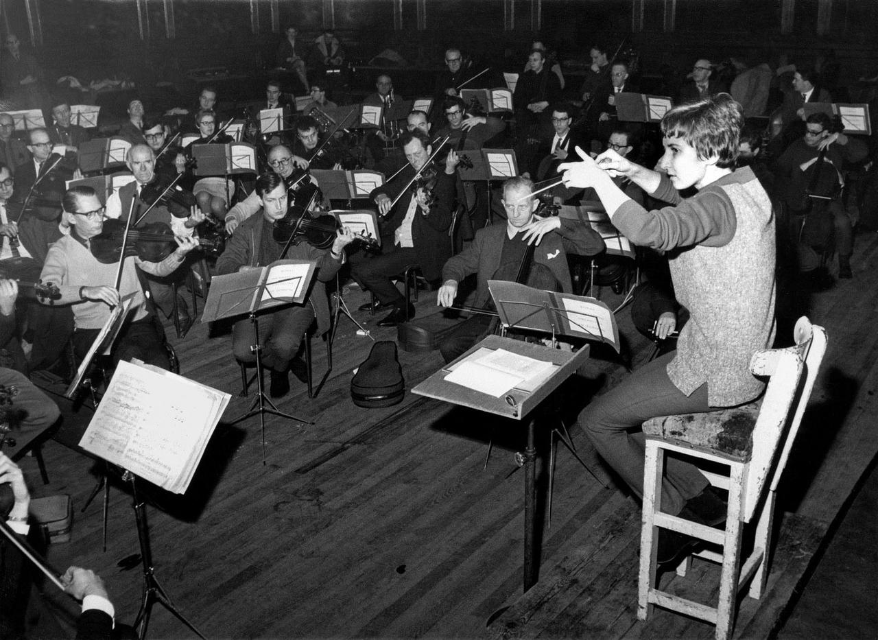 La cheffe d'orchestre suisse Sylvia Caduff, ici en répétition avec le Royal Philharmonic Orchestra le 8 décembre 1967. Sylvia Caduff fut la première femme à diriger cette formation. [Keystone]