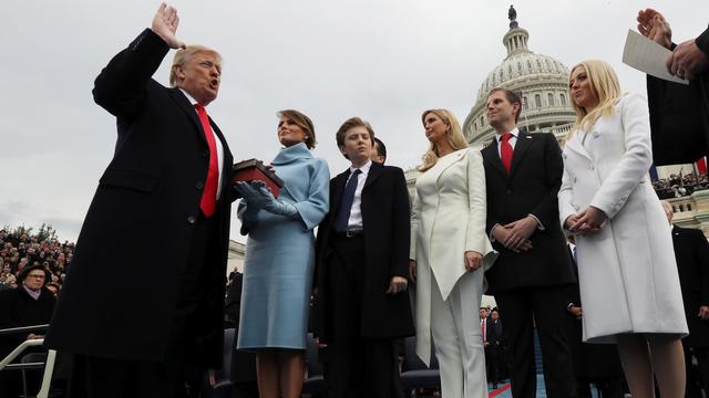 Donald Trump entouré par sa femme Melania et ses enfants Barron, Ivanka, Eric et Tiffany, lors de sa prestation de serment. [Reuters - Jim Bourg]