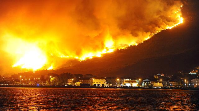 Plusieurs dizaines de feux de forêt se sont déclarés depuis dimanche dans la région de Split. [STR/AFP]