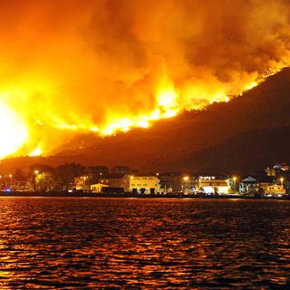 Plusieurs dizaines de feux de forêt se sont déclarés depuis dimanche dans la région de Split. [STR/AFP]