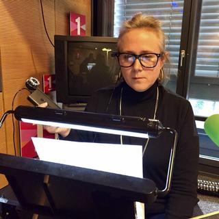 Peggy Préteceille, consultante en basse vision à la Fondation AccessAbility de Neuchâtel, fait la démonstration des lunettes MyEye.
RTS [RTS]